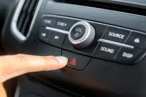 Die Kontrolllampen im Auto zeigen u. a. an, wann die Warnblinkanlage eingeschaltet ist.