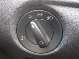 Kontrollleuchten: Ist im Auto das Licht eingeschaltet, leuchten diese meist am Armaturenbrett auf.
