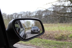 Auch wenn Sie auf einer Landstraße außerorts überholen, müssen Sie das geltende Tempolimit einhalten.