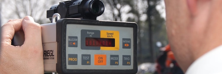 Auch die LEIVTEC Verkehrstechnik GmbH bietet Lasermessgeräte für Geschwindigkeitskontrollen an.