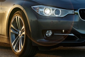 Ist das Licht am Auto nicht ordnungsgemäß eingestellt, droht Ihnen mindestens ein Bußgeld.