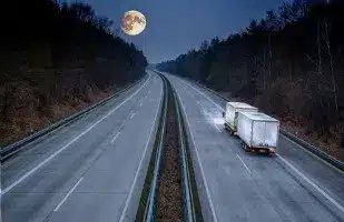 Besonders im Zusammenhang mit Lkw wird vom Nachtfahrverbot gesprochen.