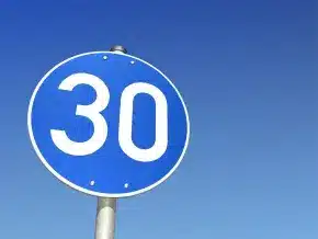 Eine Mindestgeschwindigkeit auf der Landstraße kann nur lokal angeordnet werden.