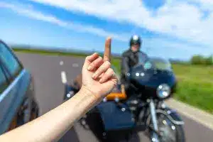 Sie begehen eine Straftat, wenn Sie einem anderen den Mittelfinger im Straßenverkehr zeigen.