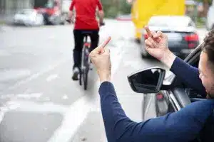 Mittelfinger zeigen: Welche Strafe wird im Verkehr fällig?