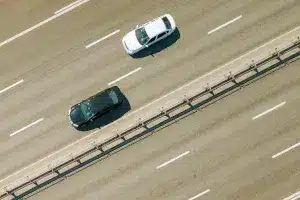 Mittelspurschleicher gefährden die Sicherheit im Verkehr.
