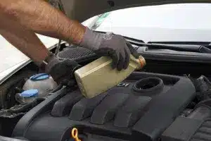 Funktionen im Motor: Kontrollleuchten zeigen z. B. an, wann der Ölstand zu niedrig ist.