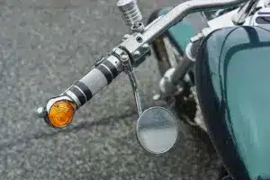 Motorrad: Gelbe Leuchten dürfen nur als Fahrtrichtungsanzeiger (Blinker) vorhanden sein.