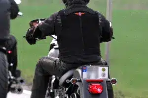 Zur vorgeschriebenen Motorradbeleuchtung gehört unter anderem ein rotes Rücklicht.