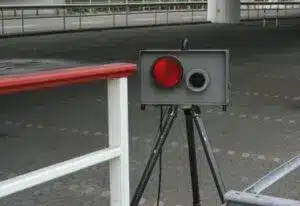 Der Multanova 6f digital misst mobil vom Straßenrand aus die Geschwindigkeit.