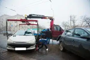 Ist das Parken verboten auf einem Privatparkplatz, tragen Fahrer oder Halter die Abschleppkosten.