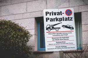 Bei einem Privatparkplatz kann der Eigentümer entscheiden, von wem dieser genutzt werden darf.