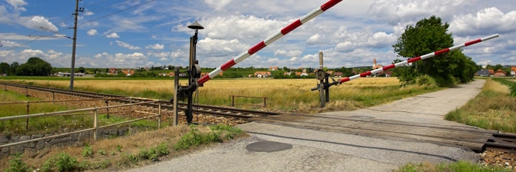 Welche Regeln gelten beim Bahnübergang?
