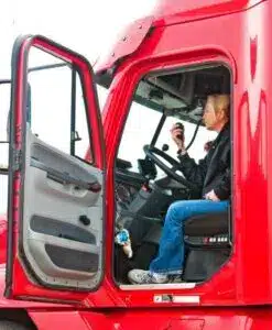 Beim Rückwärtsfahren mit dem LKW sollte ein Einweiser helfen.