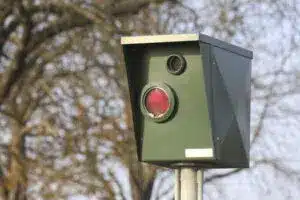Die grünen Starenkästen kennt fast jeder Autofahrer. Der M5 Radar funktioniert nach gleichem Prinzip.
