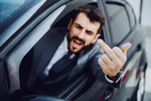 „Stinkefinger“ im Straßenverkehr: Den Beweis dafür muss der Beleidigte erbringen.