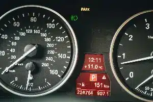Um den Tacho herum: Die Kontrollleuchten befinden sich meist im Blickfeld des Fahrers
